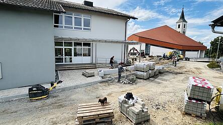 Die Arbeiten vor dem Eingang zur Grundschule laufen auf Hochtouren. Die Arbeiten vor dem Eingang zur Grundschule laufen auf Hochtouren.