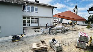 Die Arbeiten vor dem Eingang zur Grundschule laufen auf Hochtouren. Die Arbeiten vor dem Eingang zur Grundschule laufen auf Hochtouren.