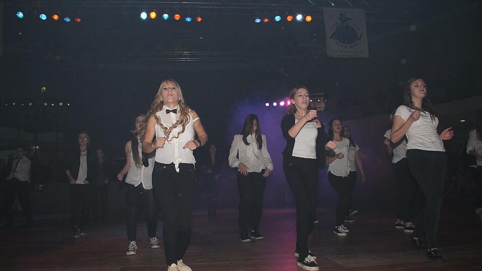 Die Bilder vom Abschlussball der Tanzschule Seidel in der Fraunhofer-Halle am 28. November. Die Bilder vom Abschlussball der Tanzschule Seidel in der Fraunhofer-Halle am 28. November.