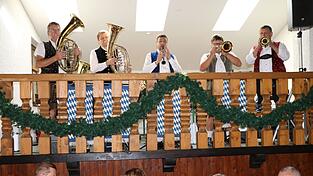 Am Sonntag startet der Frühschoppen um 11 Uhr mit der Kapelle „Bayerisch Blech“, einer Oktoberfest erprobten Formation. Am Sonntag startet der Frühschoppen um 11 Uhr mit der Kapelle „Bayerisch Blech“, einer Oktoberfest erprobten Formation.