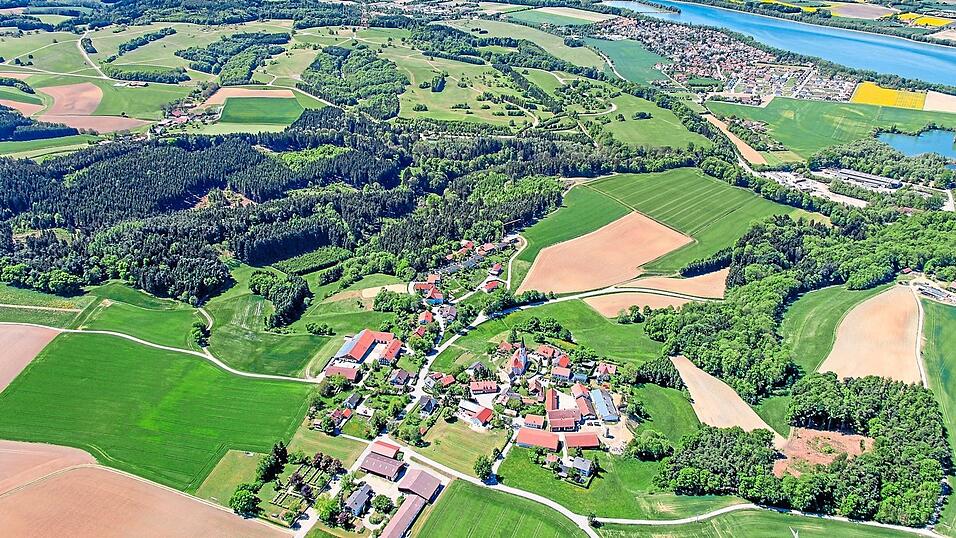 Auf dem Gebiet der ehemaligen Gemeinde Frauenberg mit der Siedlung Auloh (hinten rechts vor dem Stausee) verkehren Stadtbusse - so legt es der Eingemeindungsvertrag mit Landshut fest. Der enthält auch ein Versprechen zum Straßenbau - doch in manche Ortsteile führt bis heute keine Teerstraße. Auf dem Gebiet der ehemaligen Gemeinde Frauenberg mit der Siedlung Auloh (hinten rechts vor dem Stausee) verkehren Stadtbusse - so legt es der Eingemeindungsvertrag mit Landshut fest. Der enthält auch ein Versprechen zum Straßenbau - doch in manche Ortsteile führt bis heute keine Teerstraße.