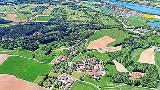 Auf dem Gebiet der ehemaligen Gemeinde Frauenberg mit der Siedlung Auloh (hinten rechts vor dem Stausee) verkehren Stadtbusse - so legt es der Eingemeindungsvertrag mit Landshut fest. Der enthält auch ein Versprechen zum Straßenbau - doch in manche Ortsteile führt bis heute keine Teerstraße.