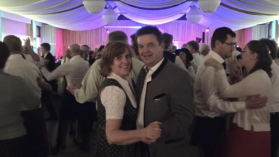 Bis in die fr&uuml;hen Morgenstunden wurde zu den Rhythmen der Band &bdquo;Black & White&ldquo; getanzt, hier zweiter B&uuml;rgermeister Kurt Erndl mit Gattin.