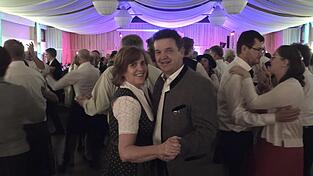 Bis in die fr&uuml;hen Morgenstunden wurde zu den Rhythmen der Band &bdquo;Black & White&ldquo; getanzt, hier zweiter B&uuml;rgermeister Kurt Erndl mit Gattin.