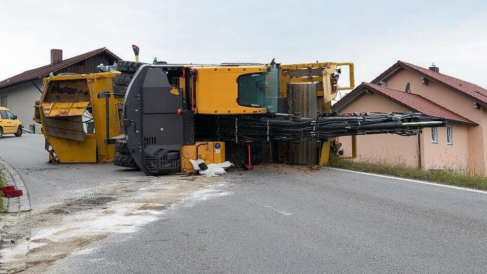 Spektakulärer Unfall am Donnerstagnachmittag in Vilshofen (Kreis Passau). Dort ist ein Lkw-Anhänger samt geladenem Bagger umgestürzt. Spektakulärer Unfall am Donnerstagnachmittag in Vilshofen (Kreis Passau). Dort ist ein Lkw-Anhänger samt geladenem Bagger umgestürzt.