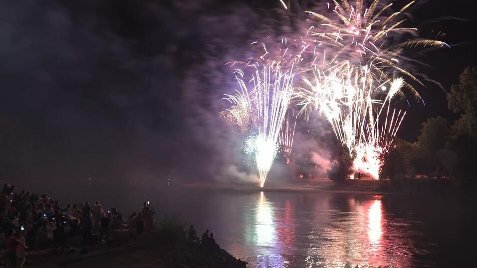 Mit einem bunten Feuerwerk wird die Lampionfahrt 2022 gefeiert.