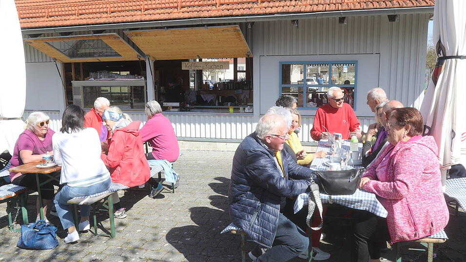 Einheimische und Ausw&auml;rtige lieben den Biergarten des Bauernmarktes am Vilstal-Radweg.