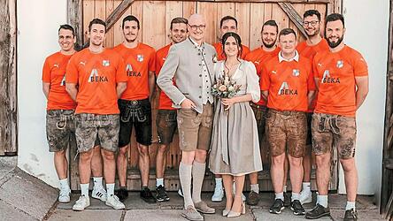 Das frischverm&auml;hlte Paar Magdalena und Matthias Klau&szlig;ner mit den Fu&szlig;ballern des SSV Schorndorf, die sich ebenfalls in das Ehrenspalier einreihen.