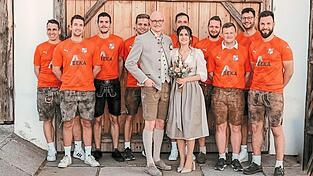 Das frischverm&auml;hlte Paar Magdalena und Matthias Klau&szlig;ner mit den Fu&szlig;ballern des SSV Schorndorf, die sich ebenfalls in das Ehrenspalier einreihen.