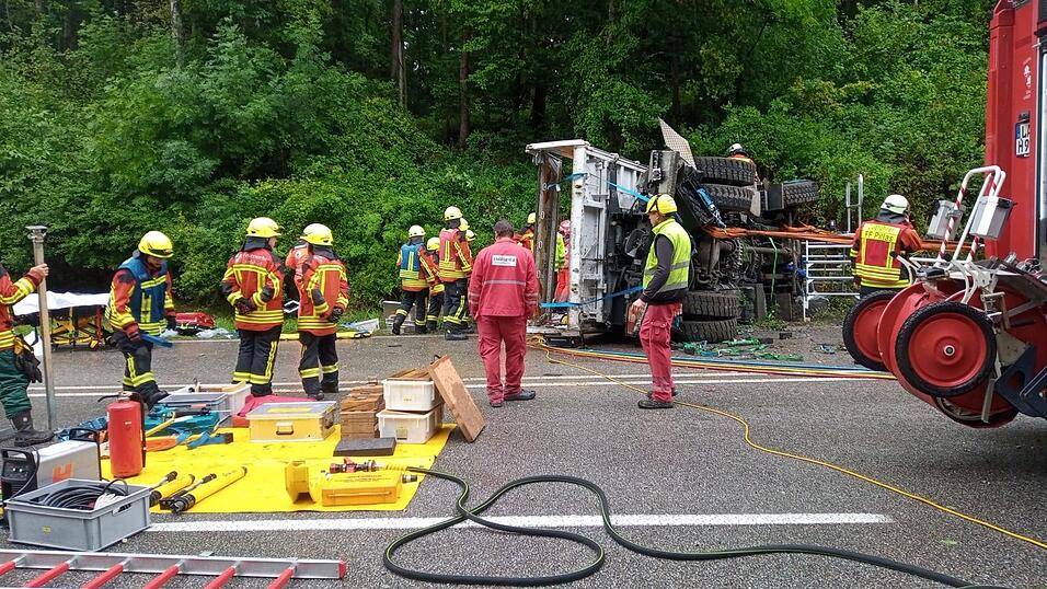 Der Lastwagen war in den Graben gestürzt. Der Lastwagen war in den Graben gestürzt.