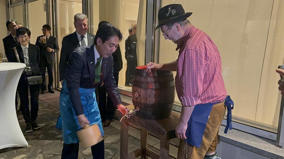In Tokio erlebt Christian Bernreiter, wie Japans Minister Minoru Kiuchi beim bayerischen Abend das Bier anschl&auml;gt.