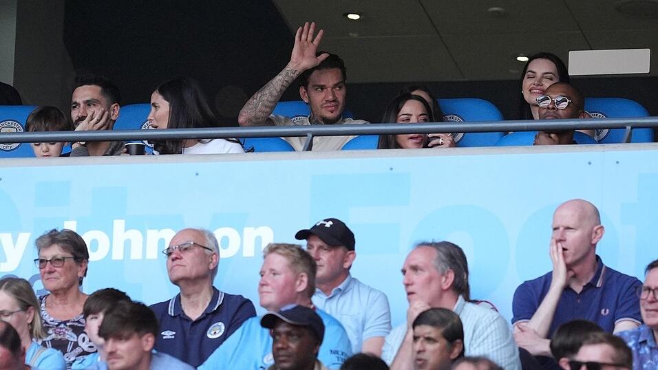 Ex-Man-City-Profi Ilkay Gündogan (l) schaute von der Tribüne zu und wurde nach dem Spiel geehrt. Ex-Man-City-Profi Ilkay Gündogan (l) schaute von der Tribüne zu und wurde nach dem Spiel geehrt.