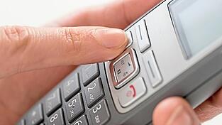 Telekom-Kunden können kostenlos in die Ukraine telefonieren. Auch SMS dorthin sind kostenfrei. (Symbolbild) Telekom-Kunden können kostenlos in die Ukraine telefonieren. Auch SMS dorthin sind kostenfrei. (Symbolbild)