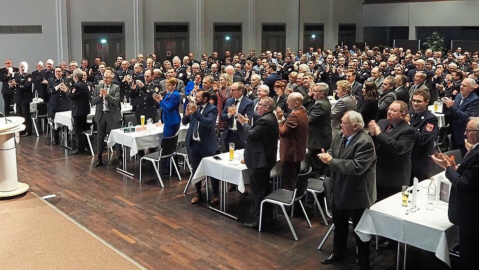 Stehende Ovationen nach der Schlussrede für Josef Kramhöller von den Gästen. Stehende Ovationen nach der Schlussrede für Josef Kramhöller von den Gästen.