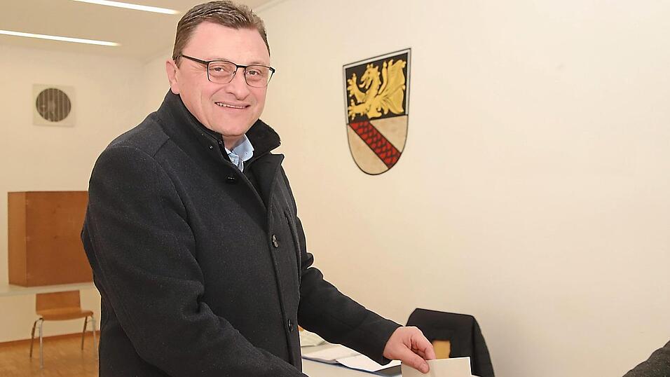 Mit dem Logo seiner Gemeinde im Hintergrund gab Bayerbachs Bürgermeister Günter Baumgartner am Sonntagvormittag seine Stimme ab. Bald tauscht er wohl das Rathaus gegen den Bundestag. Mit dem Logo seiner Gemeinde im Hintergrund gab Bayerbachs Bürgermeister Günter Baumgartner am Sonntagvormittag seine Stimme ab. Bald tauscht er wohl das Rathaus gegen den Bundestag.