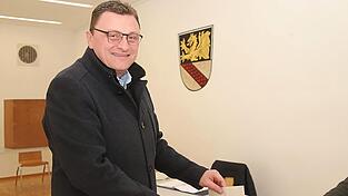 Mit dem Logo seiner Gemeinde im Hintergrund gab Bayerbachs Bürgermeister Günter Baumgartner am Sonntagvormittag seine Stimme ab. Bald tauscht er wohl das Rathaus gegen den Bundestag. Mit dem Logo seiner Gemeinde im Hintergrund gab Bayerbachs Bürgermeister Günter Baumgartner am Sonntagvormittag seine Stimme ab. Bald tauscht er wohl das Rathaus gegen den Bundestag.