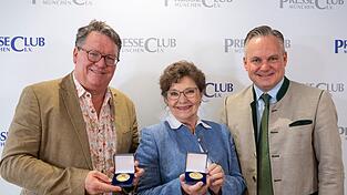 Helmut Schleich (l.) und Monika Baumgartner sind mit der Tassilo-Medaille des Fördervereins Bairische Sprache und Dialekte ausgezeichnet worden. Rechts steht der Münchner Wirtschaftsreferent Christian Scharpf (SPD).