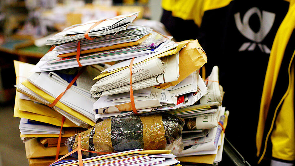 Die Deutsche Post hat Fristen veröffentlicht, damit Briefe und Pakete rechtzeitig an Weihnachten 2025 ankommen. (Symbolbild)