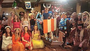 Die sch&ouml;nsten Masken wurden pr&auml;miert. Die Wahl fiel auf die Gruppe der &bdquo;Vicky&ldquo;nger, gefolgt von den Au&szlig;erirdischen, den h&uuml;bschen Blumengirls und dem H&auml;uptling mit seinem Gefolge auf Platz drei. Sie alle durften sich einen Gutschein f&uuml;r die Sportlerbar abholen.