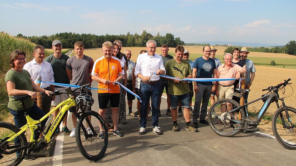 Mit drei Schnitten durch ein blau-weißes Band gaben Eichendorfs Bürgermeister Josef Beham (mit Scheren, v. l.) , Landrat Werner Bumeder und Landaus Zweiter Bürgermeister Martin Aigner den Radweg frei. Anschließen wurde mit allen Projektbeteiligten und Anwohnern angestoßen. Mit drei Schnitten durch ein blau-weißes Band gaben Eichendorfs Bürgermeister Josef Beham (mit Scheren, v. l.) , Landrat Werner Bumeder und Landaus Zweiter Bürgermeister Martin Aigner den Radweg frei. Anschließen wurde mit allen Projektbeteiligten und Anwohnern angestoßen.