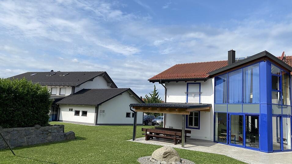 Durch die gro&szlig;en Fenster werden die R&auml;ume vom nat&uuml;rlichen Sonnenlicht hell ausgeleuchtet.