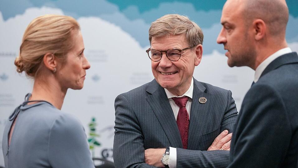 Außenminister Johann Wadephul (M., CDU), spricht am Rande des Außenministertreffens der G7-Runde wirtschaftsstarker Demokratien in Kanada mit der EU-Außenbeauftragten Kaja Kallas und dem französischen Außenminister Jean-Noël Barrot.