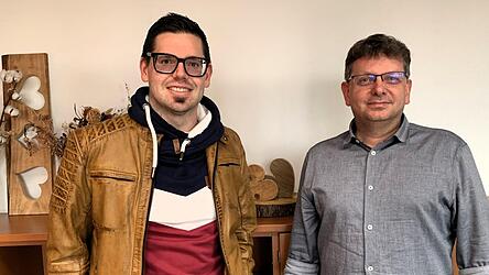 Bei der Sitzung des Wahlausschusses, den Gemeindewahlleiter Hans Gra&szlig;l (r.) einberufen hatte, wurde Sebastian Hitzler als zweites Gemeinderatsmitglied der JU per Losentscheid bestimmt.