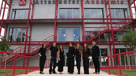Das Team der Attenkofer-Akademie und Freistunde-Redaktion (v. l.): Leiterin Sonja Ettengruber, Maximilian Schuirer, Christina Scharnowski, Lisa Hammelmann, Kerstin Bauer, Anna-Lena Weber und Florian Wende Das Team der Attenkofer-Akademie und Freistunde-Redaktion (v. l.): Leiterin Sonja Ettengruber, Maximilian Schuirer, Christina Scharnowski, Lisa Hammelmann, Kerstin Bauer, Anna-Lena Weber und Florian Wende
