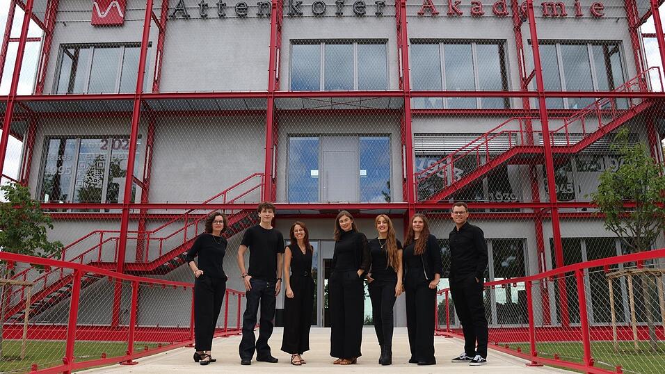 Das Team der Attenkofer-Akademie und Freistunde-Redaktion (v. l.): Leiterin Sonja Ettengruber, Maximilian Schuirer, Christina Scharnowski, Lisa Hammelmann, Kerstin Bauer, Anna-Lena Weber und Florian Wende Das Team der Attenkofer-Akademie und Freistunde-Redaktion (v. l.): Leiterin Sonja Ettengruber, Maximilian Schuirer, Christina Scharnowski, Lisa Hammelmann, Kerstin Bauer, Anna-Lena Weber und Florian Wende