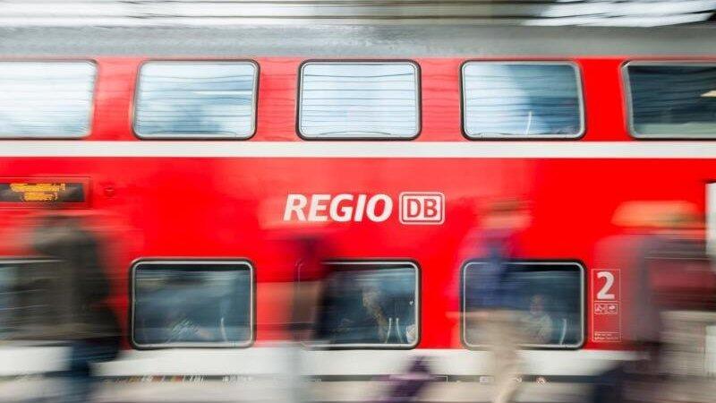 Die Bahnstrecke M&uuml;nchen-Passau ist wegen eines umgefallenen Baumes beeintr&auml;chtigt. (Symbolbild)