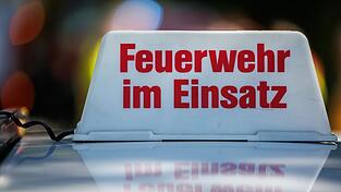 Die Feuerwehr ist wegen eines brennenden Wohnhauses in Amtzell im Einsatz. (Symbolbild)