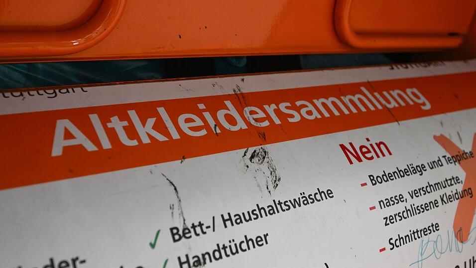 Die junge Frau hat ihre Wertsachen versehentlich in den Altkleidercontainer geworfen. (Symbolbild) Die junge Frau hat ihre Wertsachen versehentlich in den Altkleidercontainer geworfen. (Symbolbild)