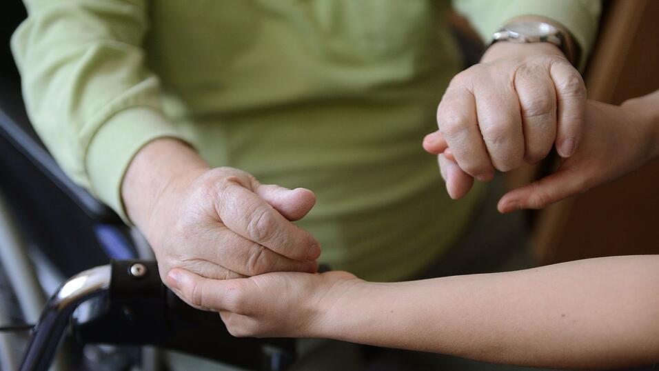 Immer mehr Menschen in Bayern ben&ouml;tigen Pflege - zugleich werden die Heime immer teurer. (Symbolbild)