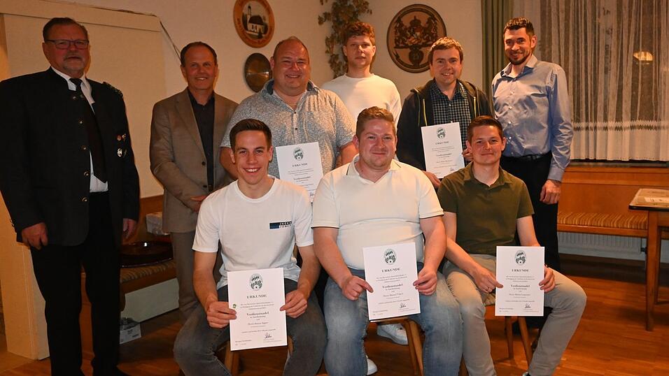 Gausch&uuml;tzenmeister Maximilian Holzmayr, B&uuml;rgermeister Leonhard Berger, 1. Sch&uuml;tzenmeister Thomas Angermeier und 2. Sch&uuml;tzenmeister Stefan Kiermair zeichneten die Sch&uuml;tzen aus.