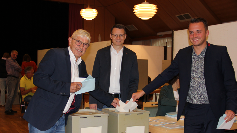 Kandidat Julian Preidl (rechts) bei der Stimmabgabe mit MdL Robert Riedl (links).