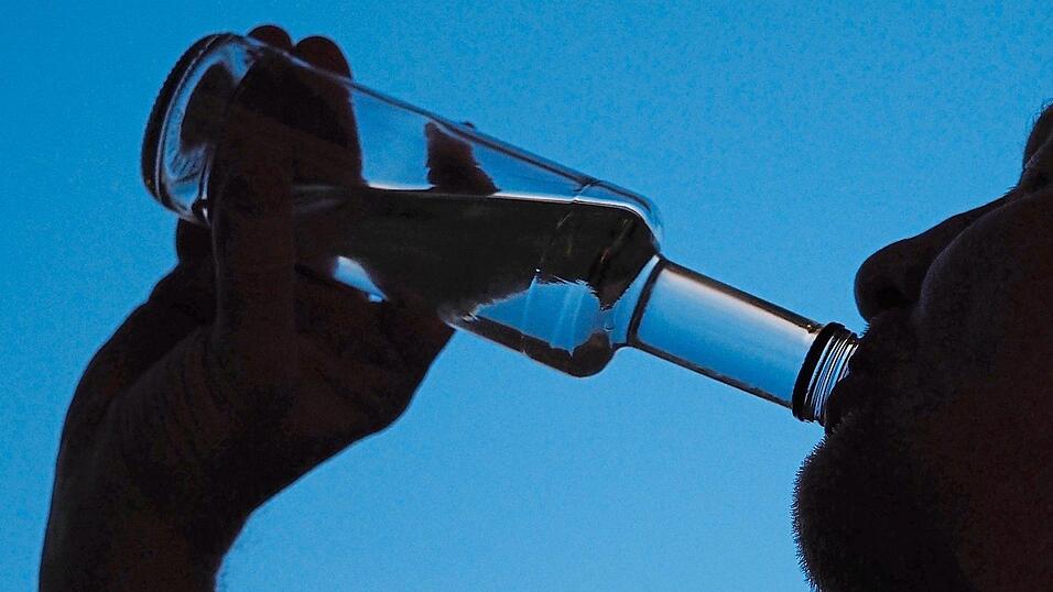 'Kurzzeitig ist der Alkohol eben ein Problemlöser. Ich beame mich weg, am nächsten Tag habe ich vielleicht Kopfweh, aber dafür sind die Sorgen eine Zeit lang vergessen', erinnert sich Peter K. an seine Sucht zurück. 'Kurzzeitig ist der Alkohol eben ein Problemlöser. Ich beame mich weg, am nächsten Tag habe ich vielleicht Kopfweh, aber dafür sind die Sorgen eine Zeit lang vergessen', erinnert sich Peter K. an seine Sucht zurück.