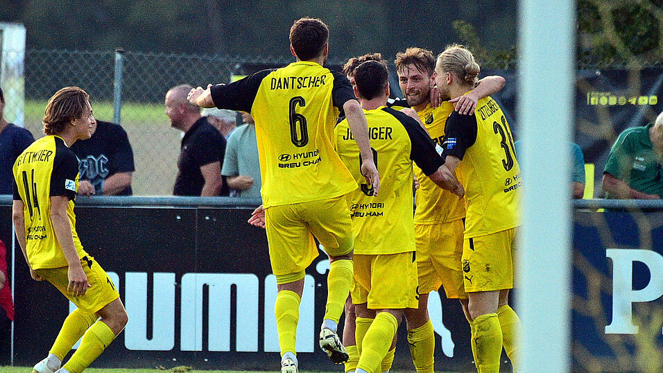 Die Vilzinger um Doppeltorsch&uuml;tze Paul Grauschopf (2. von rechts) konnten sich am Freitagabend &uuml;ber den zweiten Heimsieg der Saison freuen.