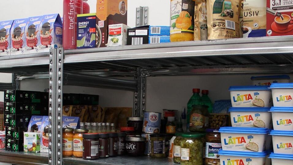 Die Regale in der Rottenburger Tafel sind gut gefüllt. Die Regale in der Rottenburger Tafel sind gut gefüllt.