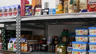 Die Regale in der Rottenburger Tafel sind gut gefüllt. Die Regale in der Rottenburger Tafel sind gut gefüllt.