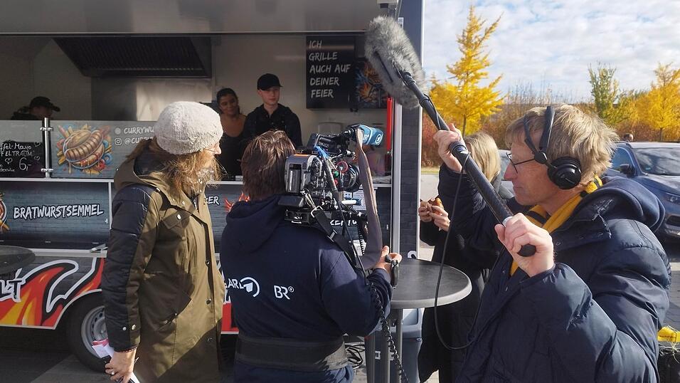 Am Samstag drehte ein TV-Team des Bayerischen Fernsehens bei „Currywurst-Nico“ in Straubing. Am Samstag drehte ein TV-Team des Bayerischen Fernsehens bei „Currywurst-Nico“ in Straubing.