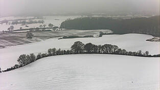 Sturmtief 'Elli' bringt am Freitag Schnee, Eis und viel Wind nach Bayern. (Symbolbild)