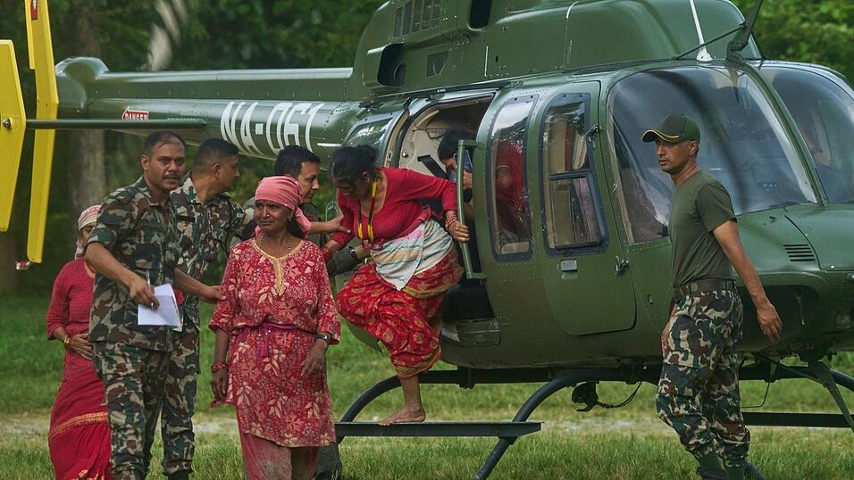 In Armeecamps starten und landen dauernd Rettungshubschrauber. In Armeecamps starten und landen dauernd Rettungshubschrauber.