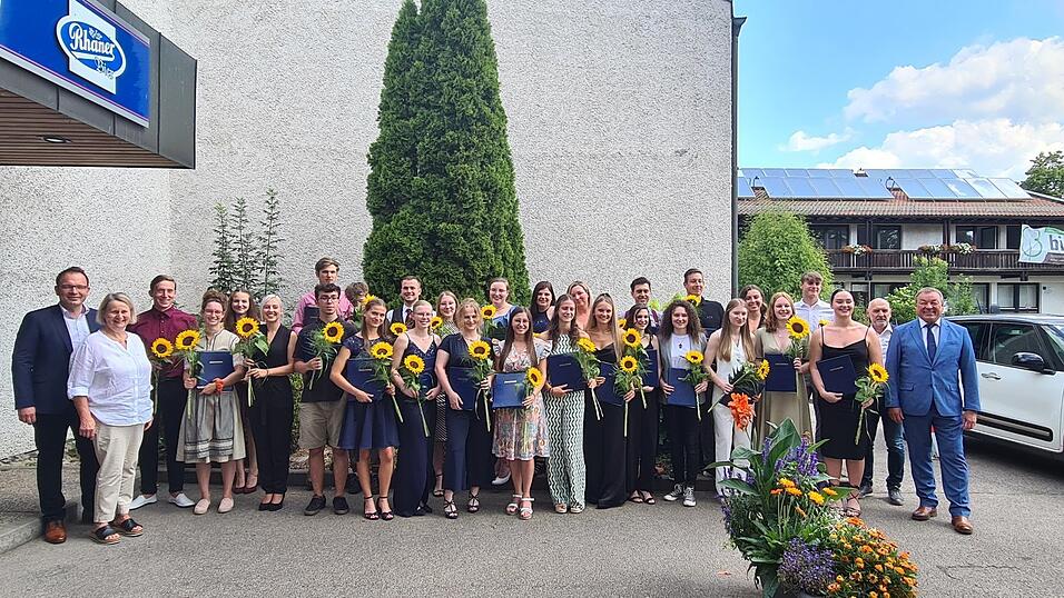 Die frischgebackenen Physiotherapeuten halten nun endlich ihr Zeugnis in den H&auml;nden.