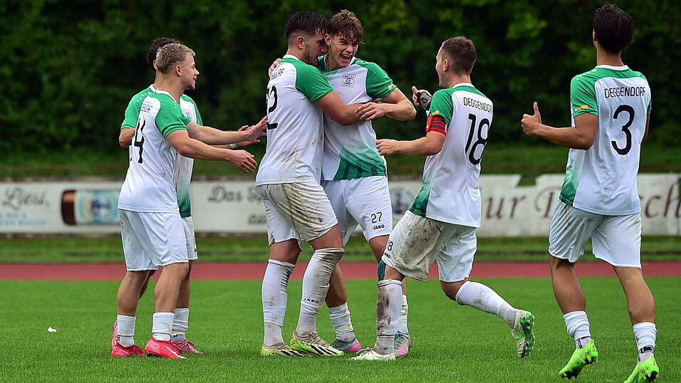 Die Deggendorfer SpVgg-Spieler hoffen, dass sie nach dem finalen Heimspiel gegen den SV Garham die Meisterschaft in der Bezirksliga Ost bejubeln k&ouml;nnen.