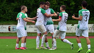 Die Deggendorfer SpVgg-Spieler hoffen, dass sie nach dem finalen Heimspiel gegen den SV Garham die Meisterschaft in der Bezirksliga Ost bejubeln k&ouml;nnen.