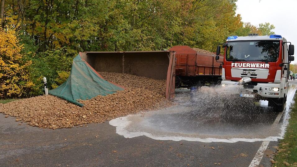 Bei einem Unfall zwischen einem Bus und einem Traktor wurde eine Person verletzt.