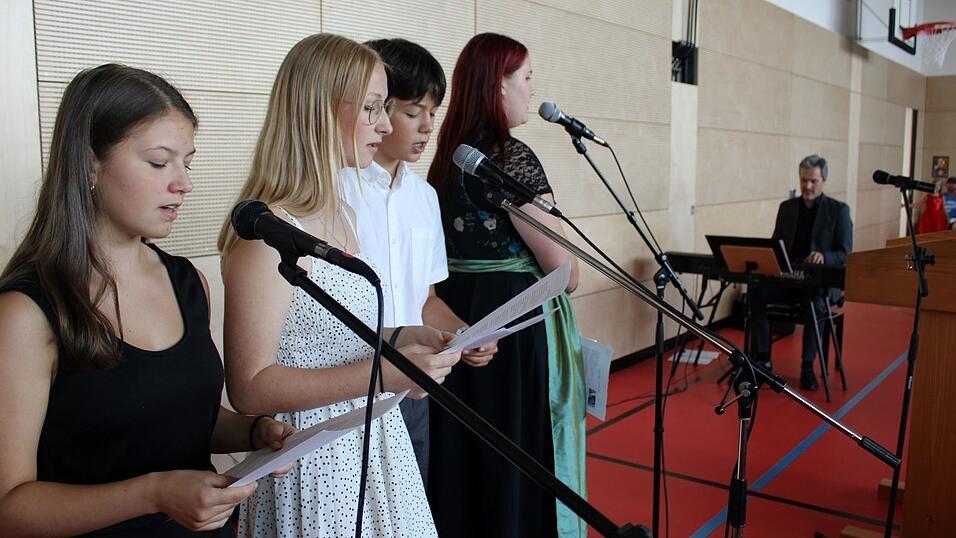 Dazwischen wurde das Programm mit Liedern stimmungsvoll aufgelockert, das Simon Vogl mit Romy Rummelsberger, David Firisevici, Marko Petkovic, Franziska Pritzl, Ronja Geiger und Leonie Kirchhoff gestaltet hatte und sie beim Festakt am Piano begleitete.