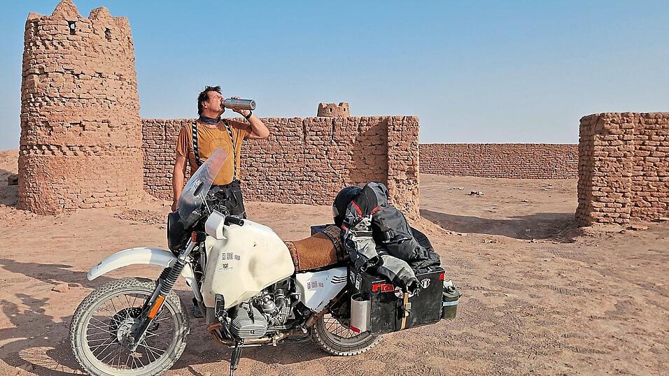 Tony Lindner in der W&uuml;ste in Dascht-e Lut; bei &uuml;ber 50 Grad hat man schon ordentlich Durst.