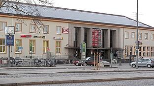 Gemeinsam mit seinem Bruder und einem Bekannten soll der Angeklagte vor dem Hauptbahnhof einen 16-Jährigen geschlagen haben.
