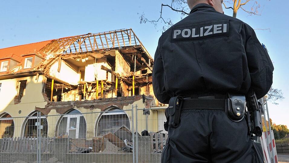 Nachdem der rechtsterroristische NSU im November 2011 aufgeflogen war, mussten Polizei und Verfassungsschutz viele kritische Fragen beantworten - auch in verschiedenen parlamentarischen Untersuchungsausschüssen. (Archivbild) Nachdem der rechtsterroristische NSU im November 2011 aufgeflogen war, mussten Polizei und Verfassungsschutz viele kritische Fragen beantworten - auch in verschiedenen parlamentarischen Untersuchungsausschüssen. (Archivbild)
